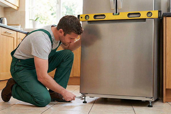 تراز نبودن یخچال
موتور یخچال در حالت طبیعی زمانی که روشن میشود مقداری لرزش و تکان را دارد؛ اگر پایههای یخچال بصورت تراز برروی زمین قرار نگرفته باشند باعث ایجاد صدای لرزش در یخچال فریزر میشود. صدای ناشی از تراز نبودن یخچال بصورت متوالی و در زمان کارکرد موتور و فن معولا ایجاد میشود.