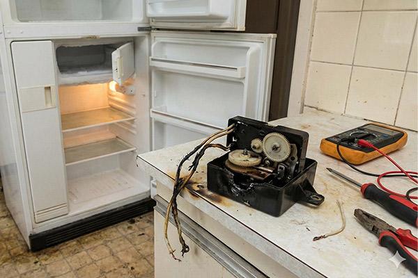 چرا یخچال روشن نمیشه؟ چون تایمر خرابه